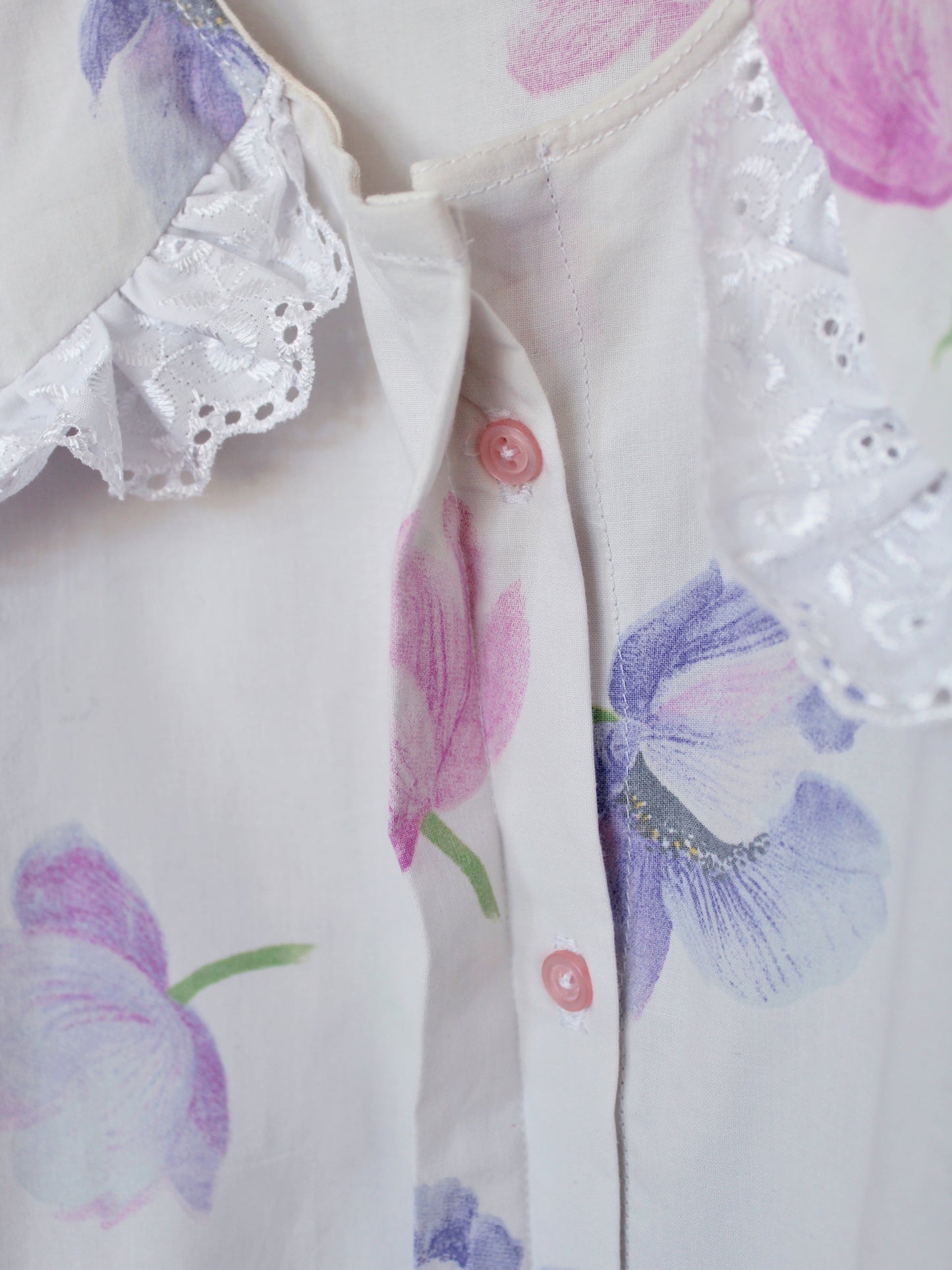 Blouse fleurie à col Claudine dentelle